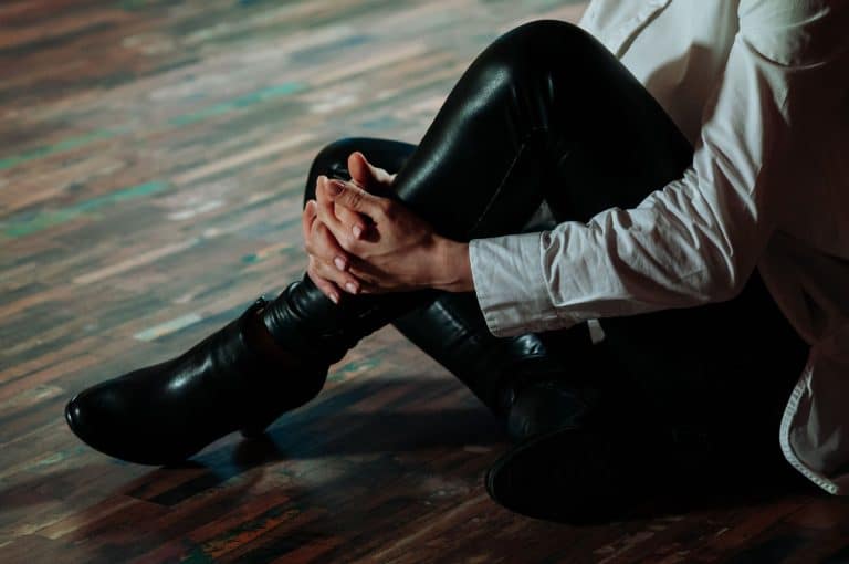 Femme séduisante avec un pantalon en simili-cuir noir