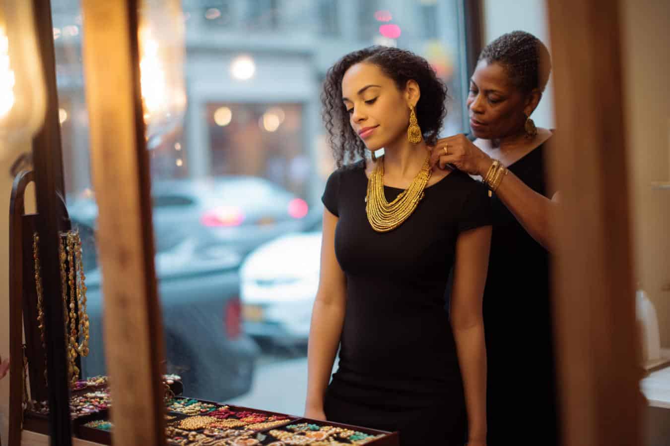 bijoux antillais sur petite robe noire