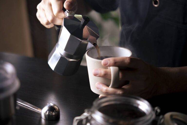 cafetiere italienne l outil indispensable pour un cafe au gout d antan
