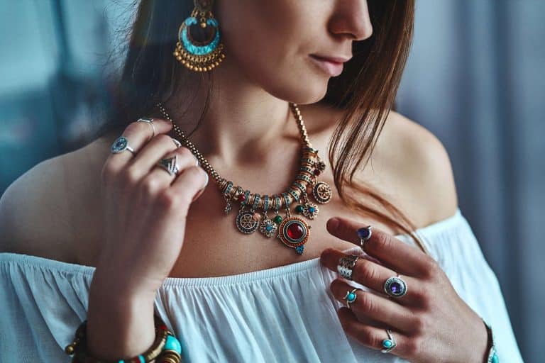 femme adopte bijoux avec tenue