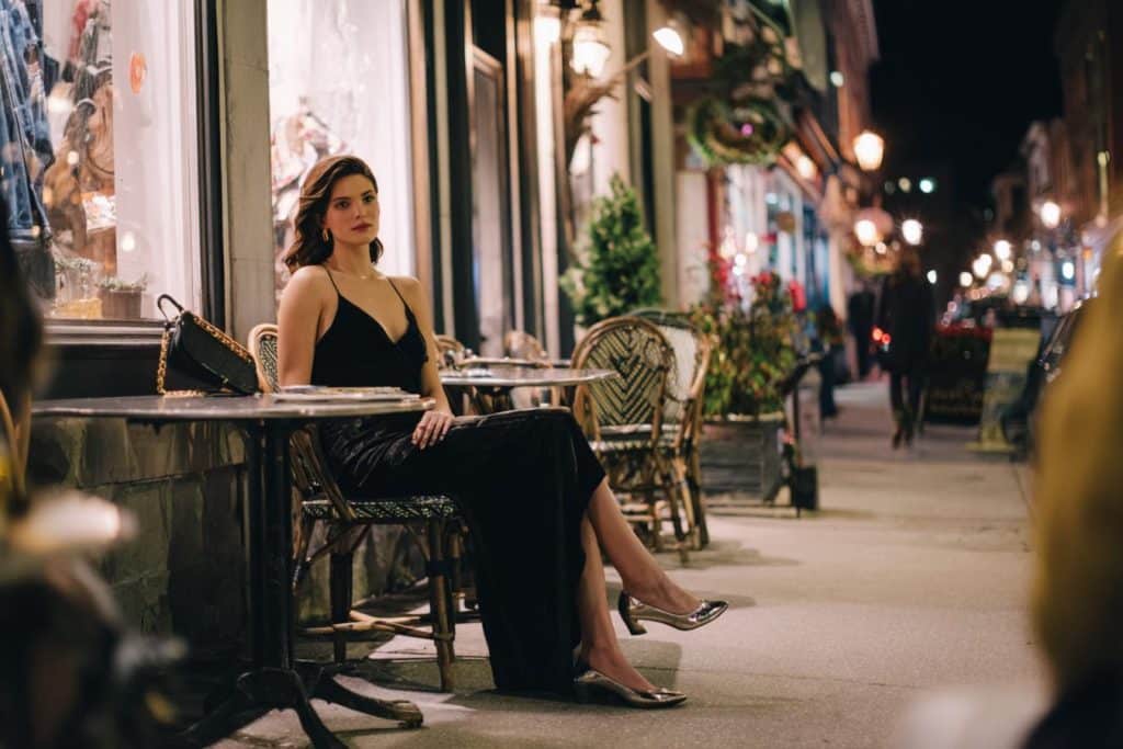 femme chic en robe et chaussures plates
