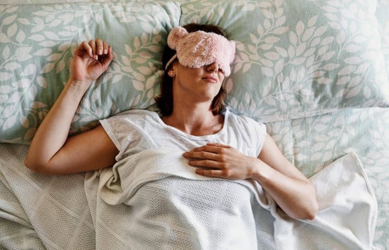 femme dort avec masque de sommeil