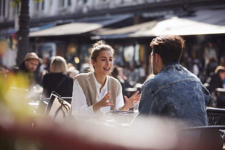 femme stylisee avec cardigan sans manche