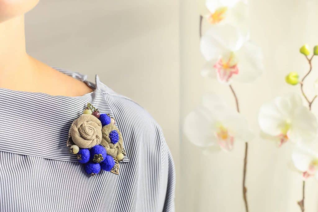 porter broche pour sublimer tenue
