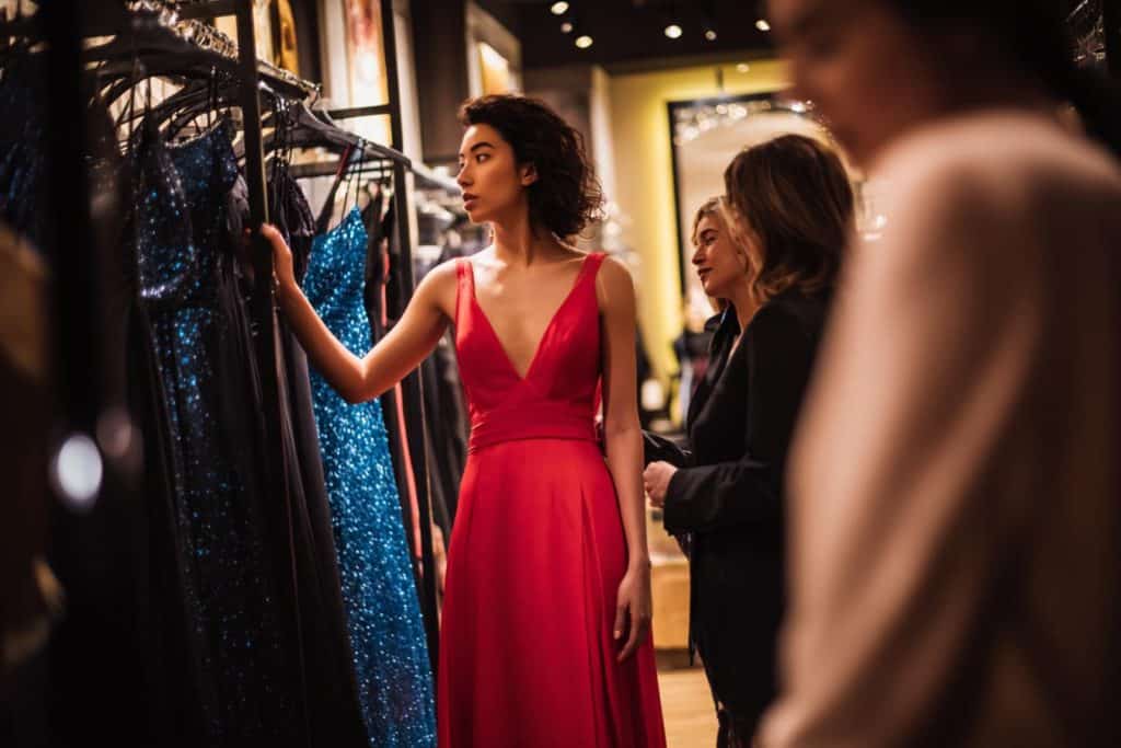 robe de soiree en v elegante et brillante